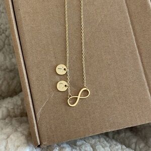 Infinite gold necklace